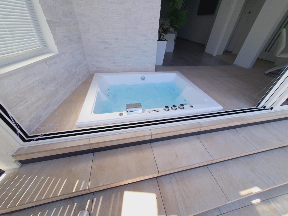 מטולי Jacuzzi Penthouse Apartment מראה חיצוני תמונה